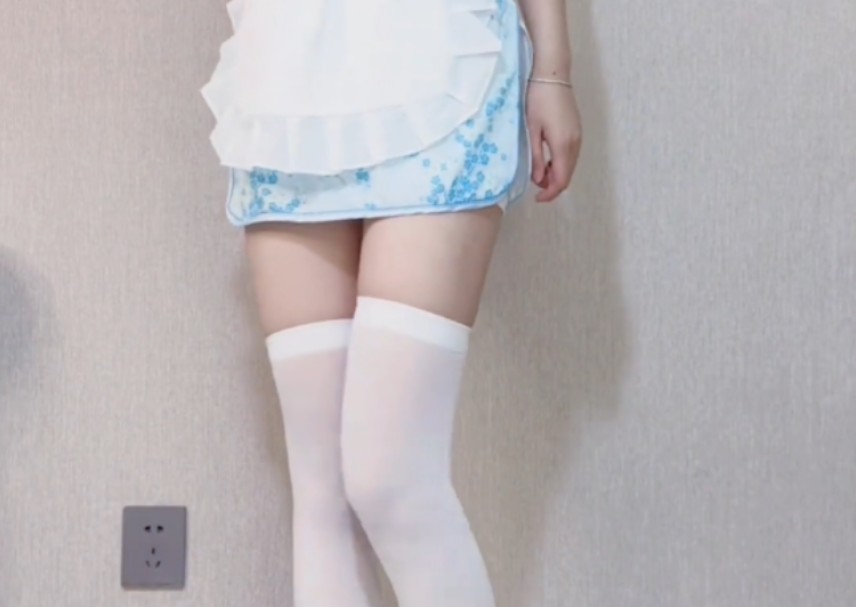 Who can say no to a Chinese lady in white socks?