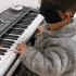 3岁自闭症男童不看乐谱熟练演奏多首乐曲