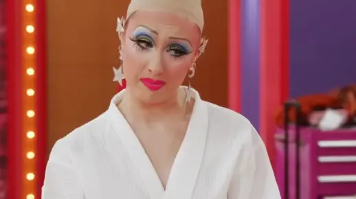 插排 Chappell Roan 最新惊喜现身「鲁保罗变装皇后秀」