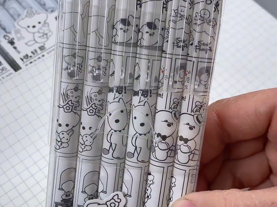 这就是三四年级小学生过渡会用到的按动可擦笔，书写清晰流畅还能擦干净，再也不用担心孩子写错别字啦！