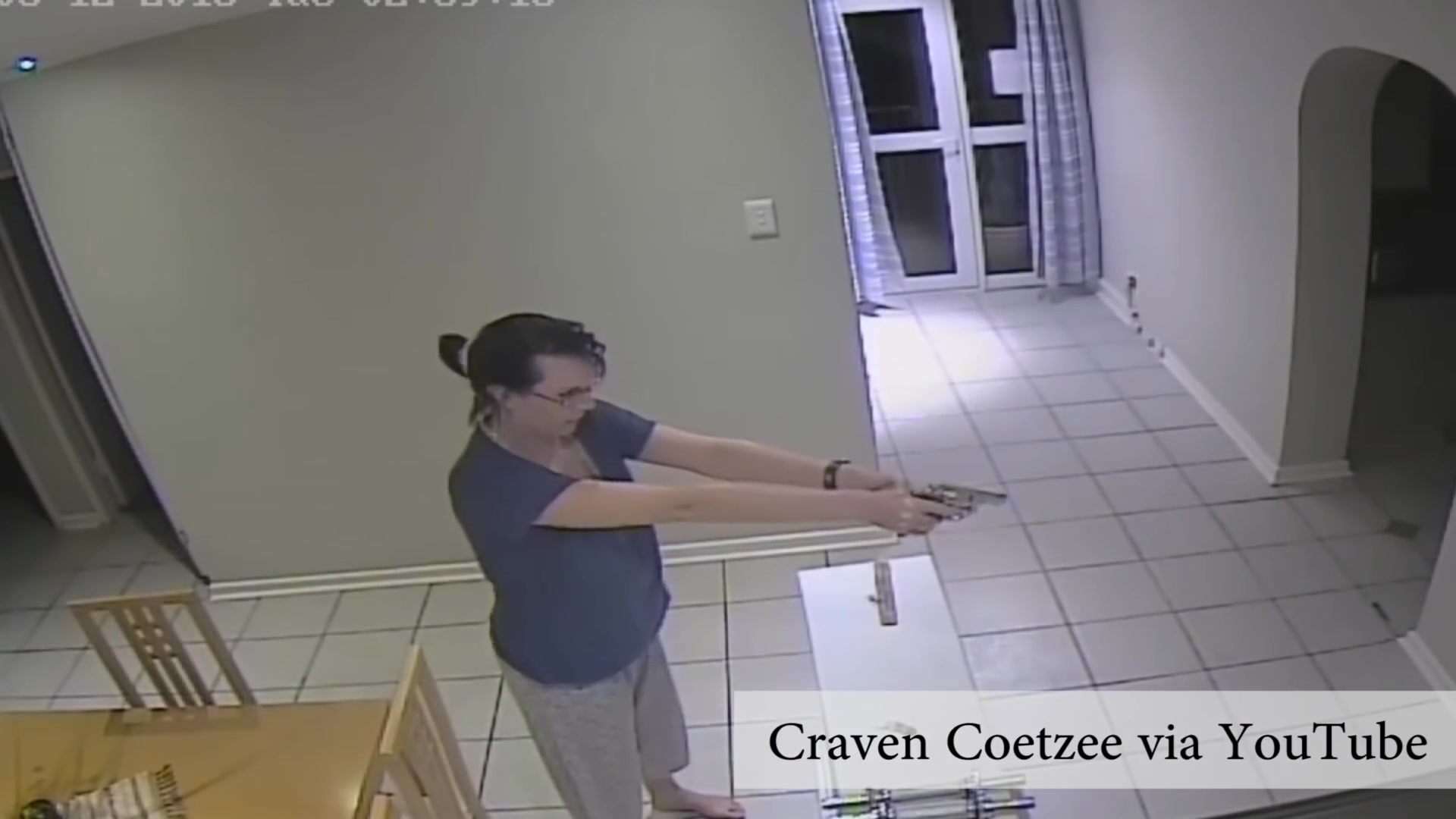 美国一住宅闯入三名小偷，结果被女主人发现当场开枪。。。。