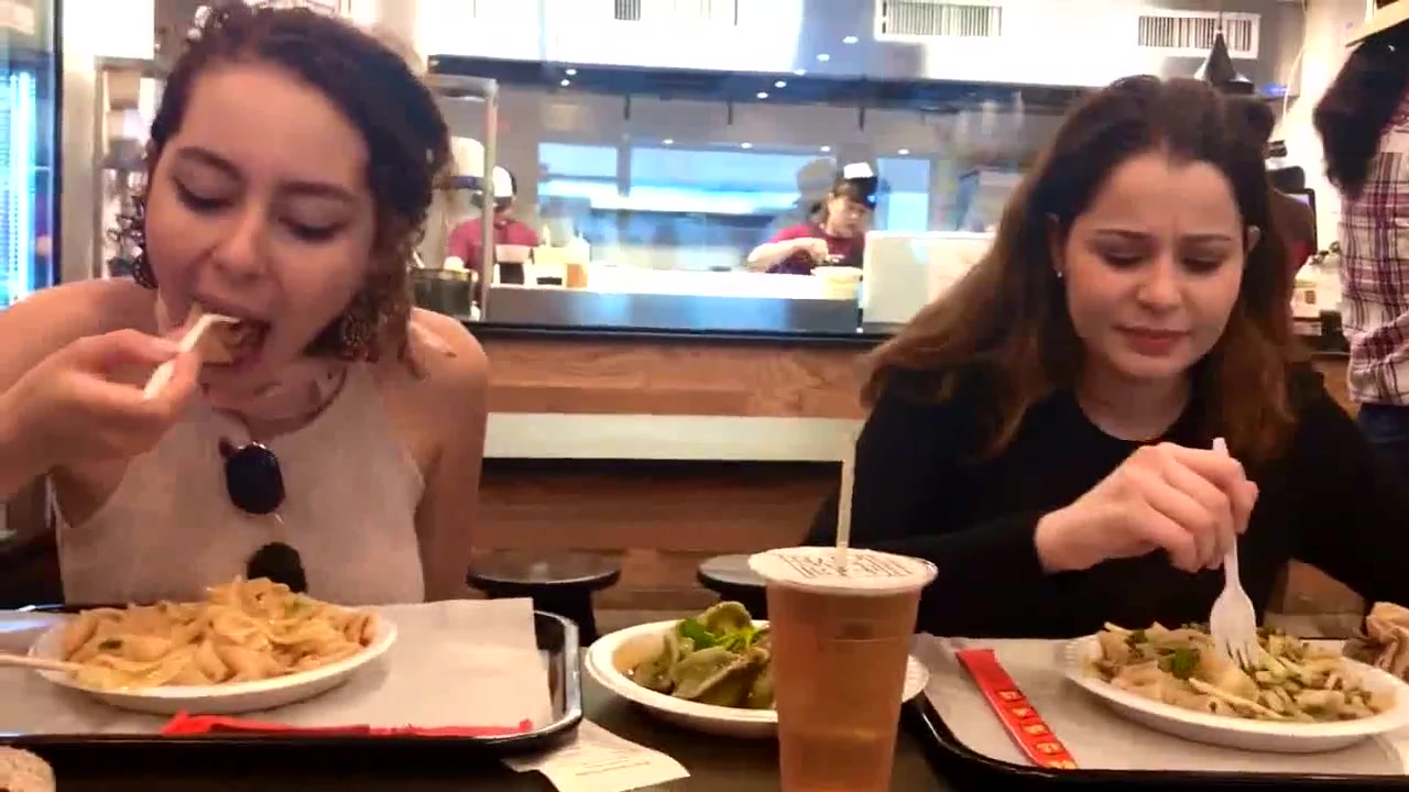 哈萨克美食品尝中国美女,不想回去了尸美女佳图片