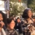 黑人女孩在中国街头用中文唱歌