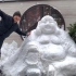 女子让丈夫扫积雪，不料丈夫堆出一个弥勒佛，院子面积令网友酸了