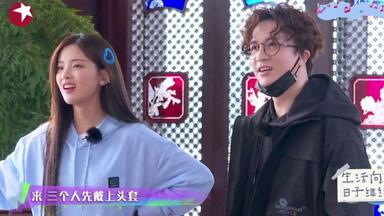 <em class="keyword">综艺</em>里面的(猜猜我是谁)这个<em class="keyword">游戏</em>看演技派和真玩的区别，杨迪不愧是偷题的人