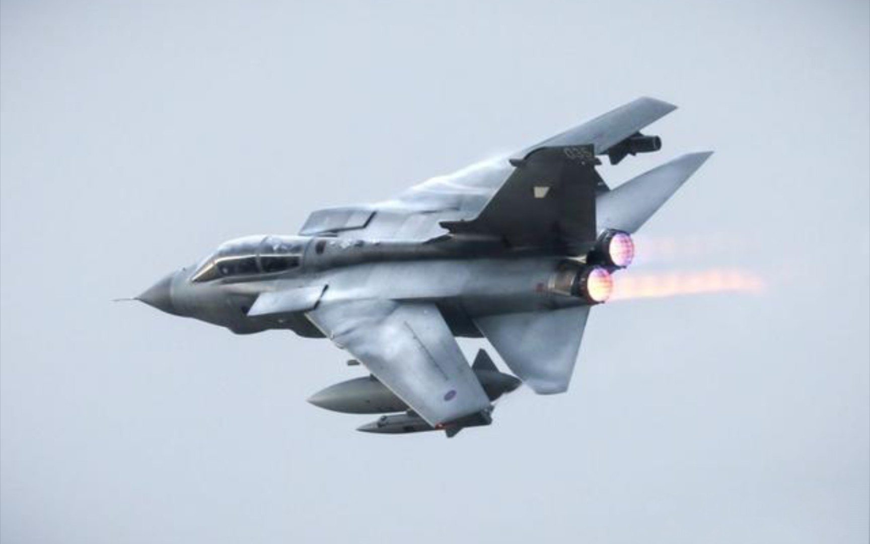 英国皇家空军标志性的“龙卷风”战斗机起飞和空中加油。