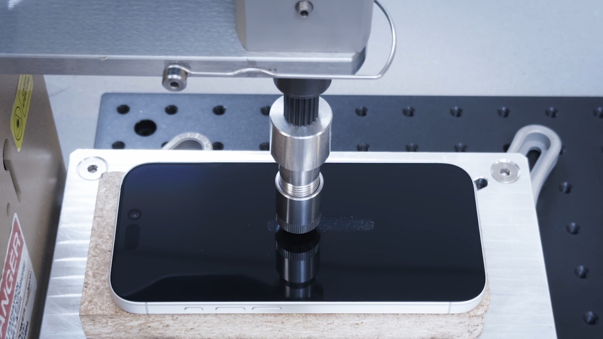 观看 iPhone Air 在极限弯曲测试中承受 130 磅压力 - Tom's Guide --- Watch the iPhone Air survive