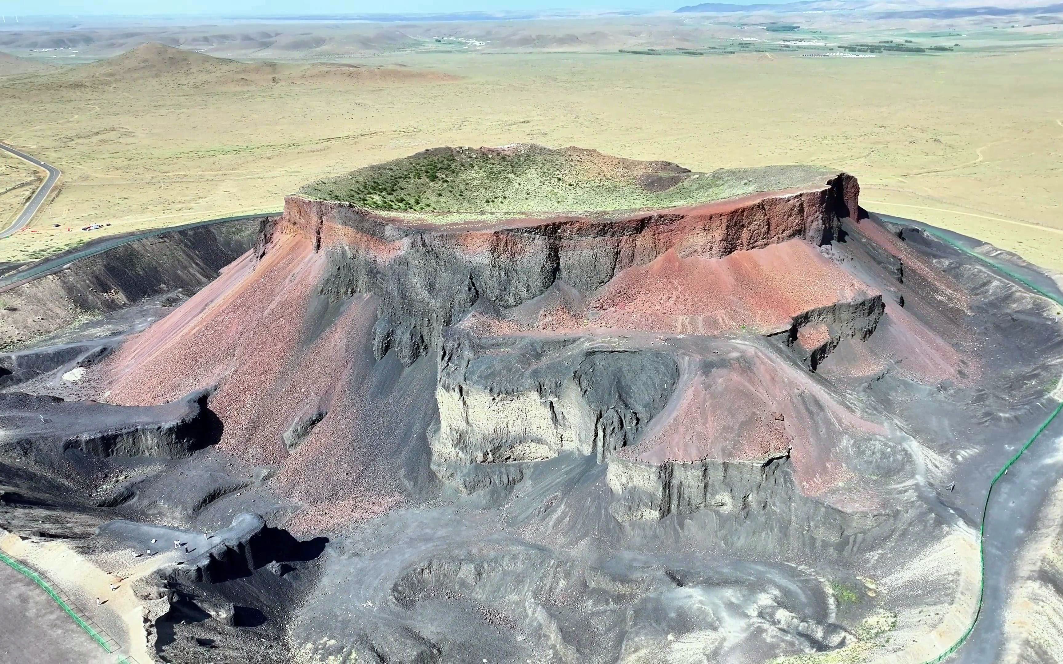 乌兰哈达火山群中，最让人震撼的当属6号火山，不是因其高大雄伟
