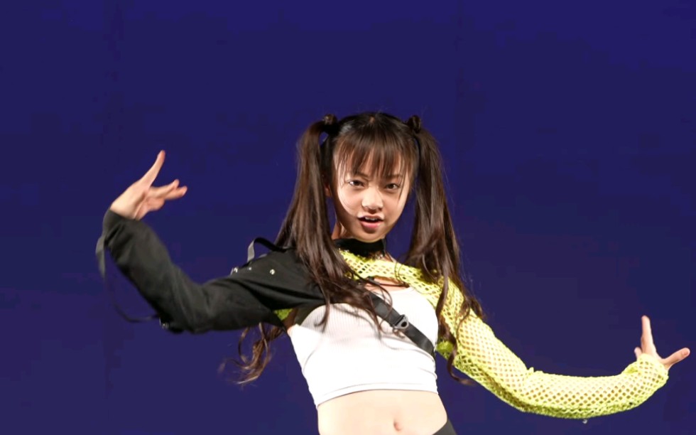 A song is sung, a thousand dances are performed. Is it like a dream underneath the flowers?