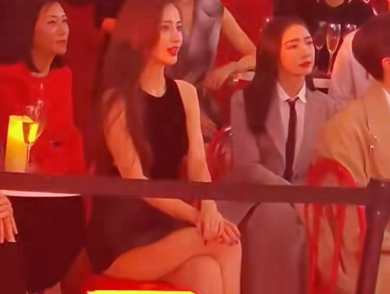 angelababy杨颖高跟鞋大长腿参加活动，这个绝了