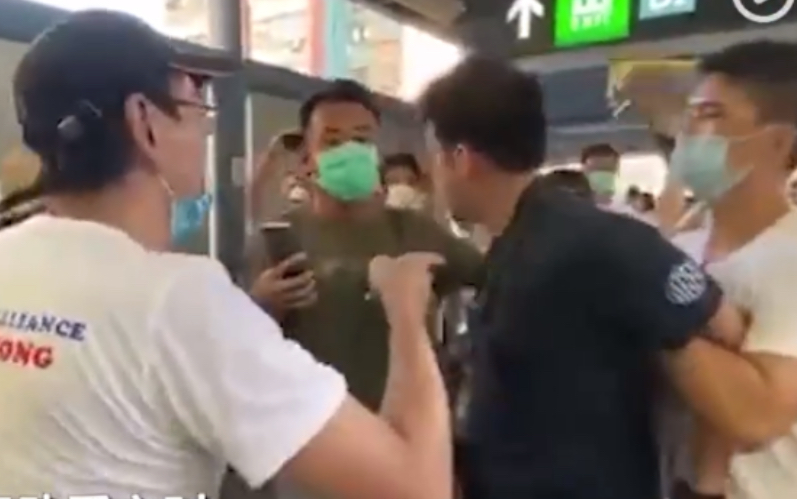 香港市民街头撑国安立法 遭黑衣人动手挑衅 众人合力生擒！