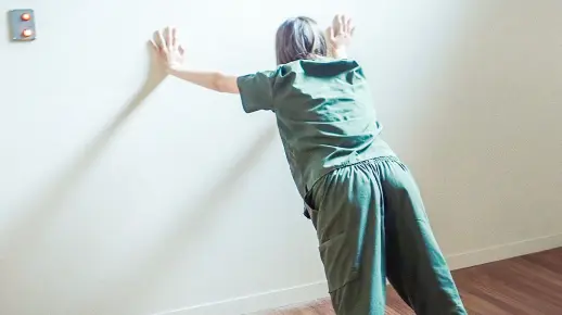 单身女孩被骗入住后被要求双手扶墙并撅起后腰