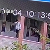 初三学生被老师没收手机，学生以跳楼来威胁老师，楼道一男老师躲在后面一把救下 #学生被没收手机用跳楼威胁 #学生学校