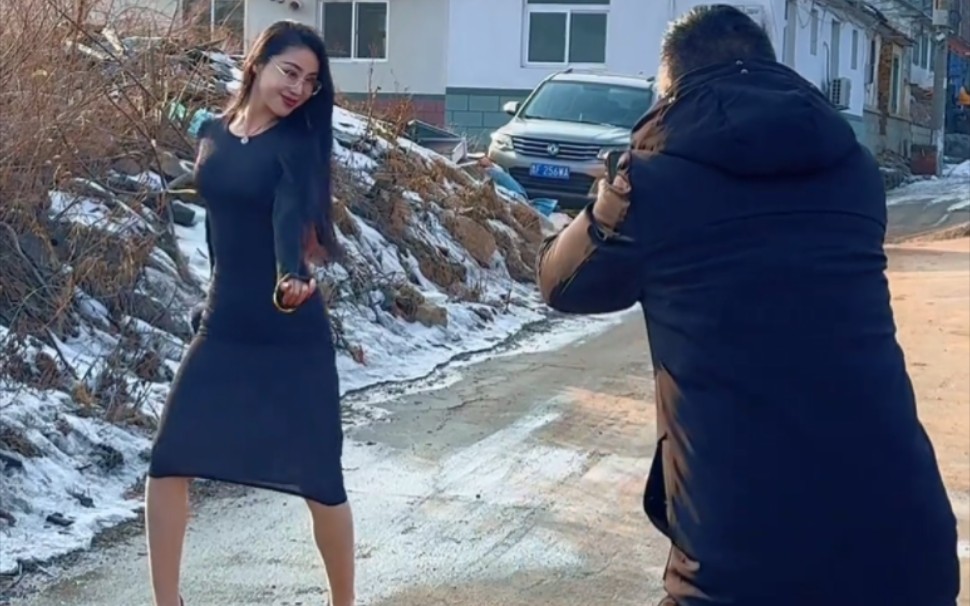 It's almost New Year's Eve. Why don't you pick me up, Brother Wang?