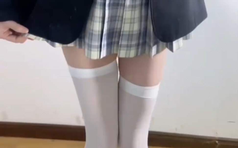 The more you look at jk with white socks, the better it looks.