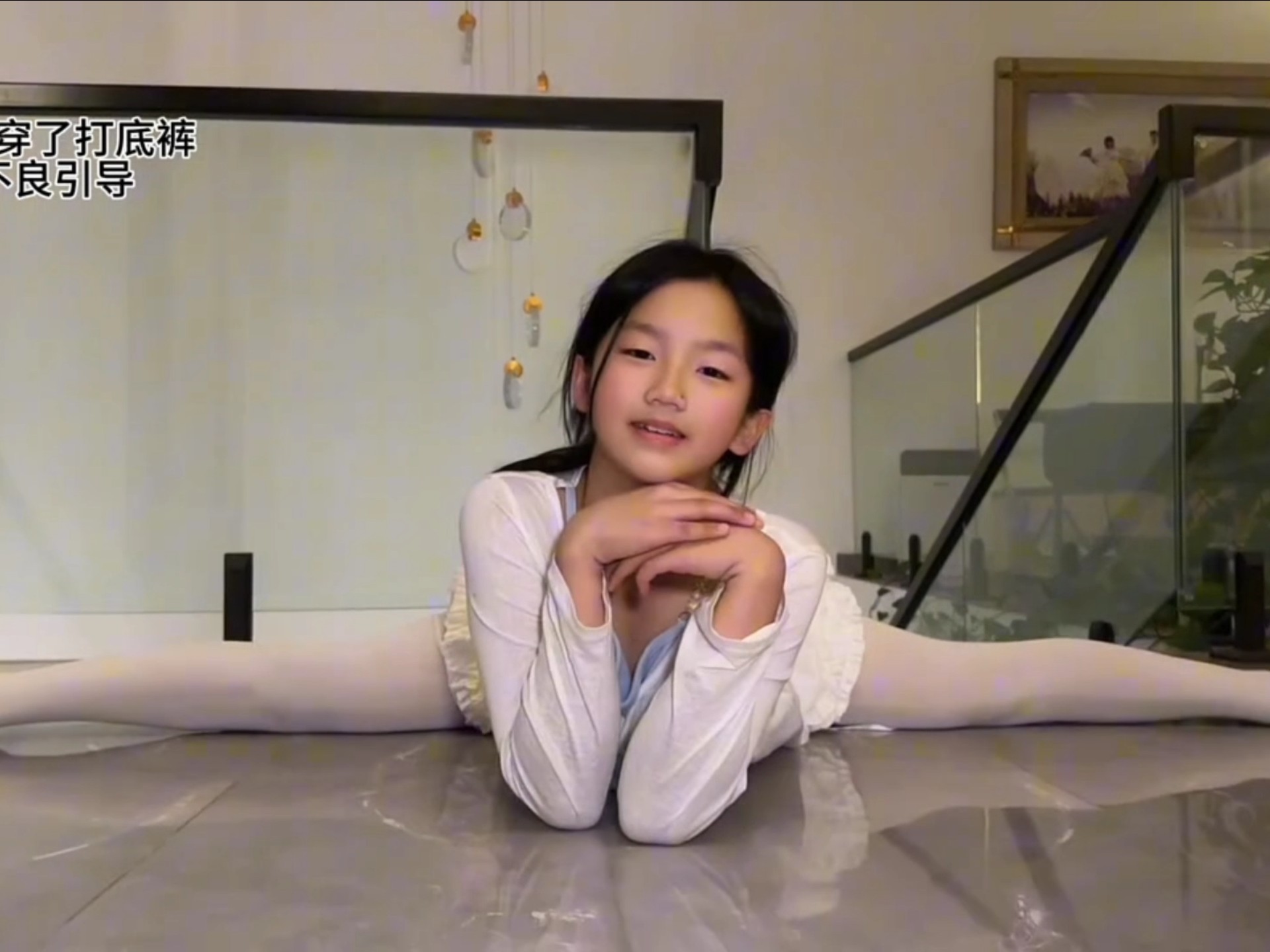 甜美女孩一字马