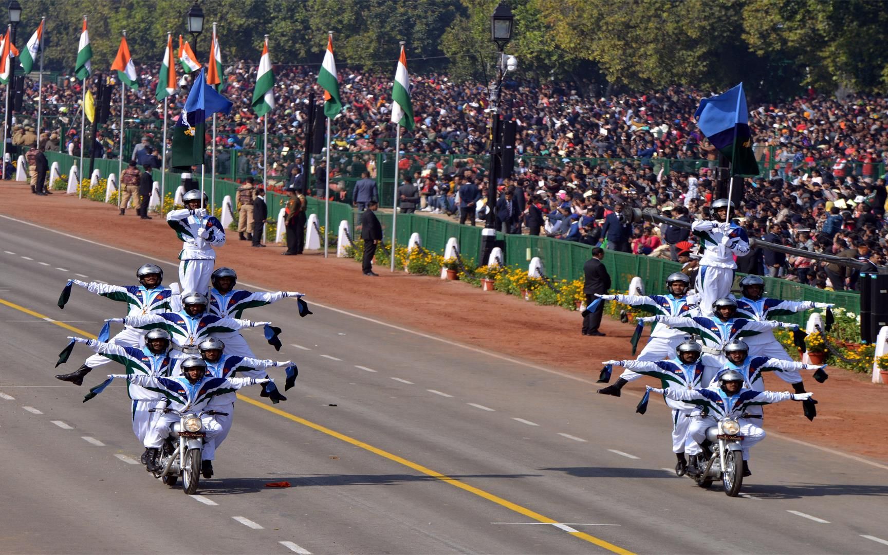 印度昨天在新德里举行阅兵式，阿三展示了天赋技能！|印度|新德里_新浪新闻