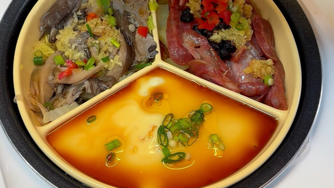 电饭锅一锅蒸，简单方便，解决了既要做饭又要带孩子的难题，营养均衡没有油烟。#电饭煲美食 #一人食 #三格蒸菜盘