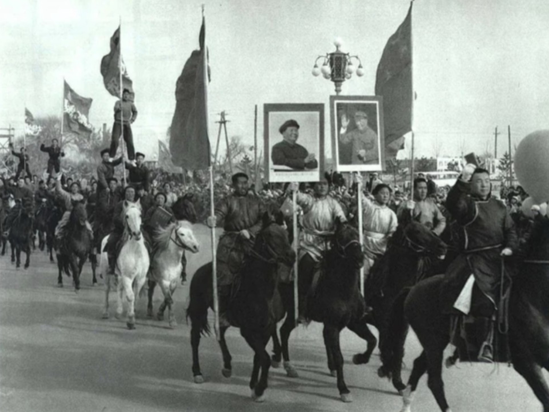 “前门会议使区主席乌兰夫下台，516通知下达后革命运动席卷草原大地，促使两派阵线分明，相互对峙”——【呼和浩特文革地方史】(一)