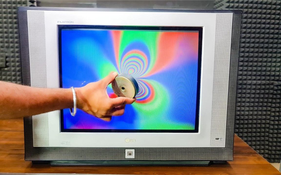 磁铁靠近老式电视机，为什么电视就会花屏？又为啥一拍就好？