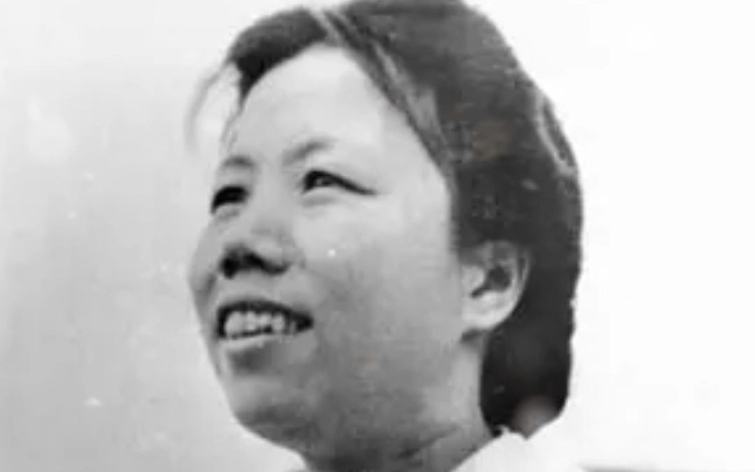 【追光者】她是中国妇女运动的先驱，她曾说：“我对妇女工作的关心和责任，一直承担到生命的终止。”