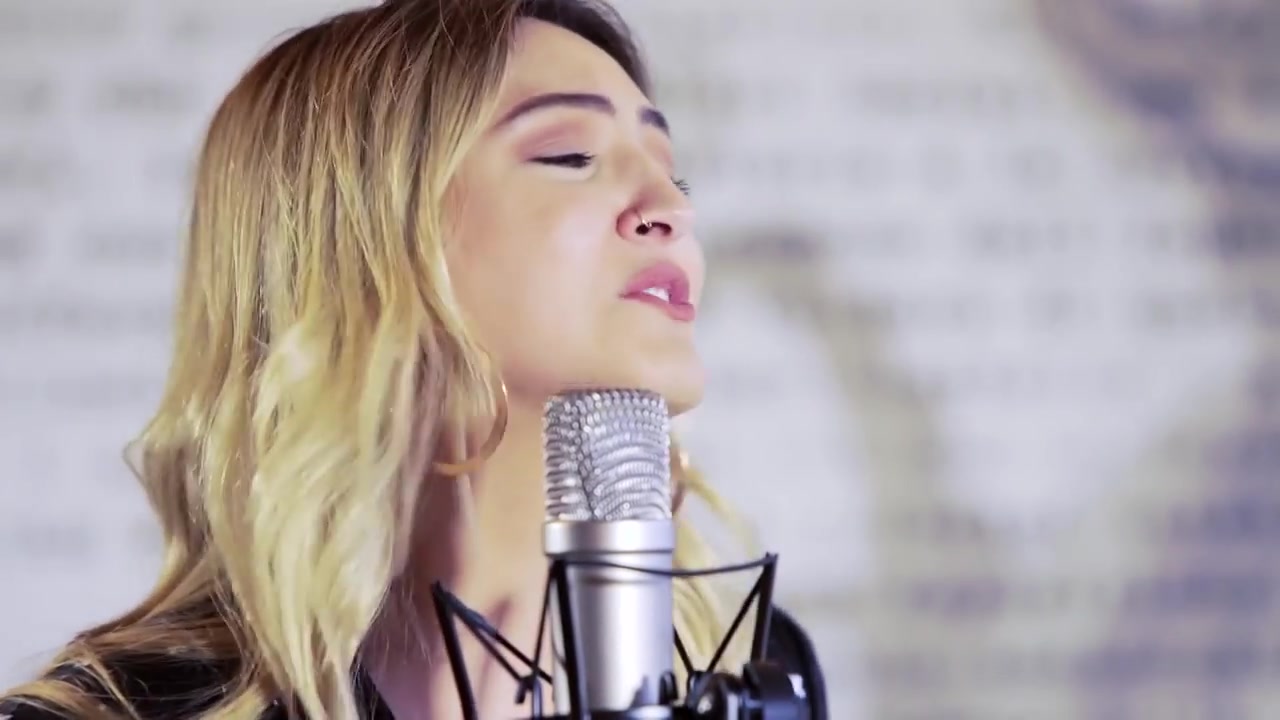 julia michaels – issues (acoustic) - live on v hits australia