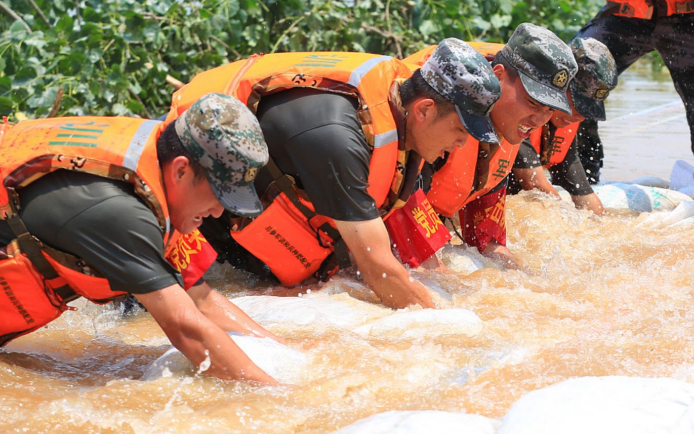 “洪水不退我不退”，向战斗在防汛救援第一线的他们致敬
