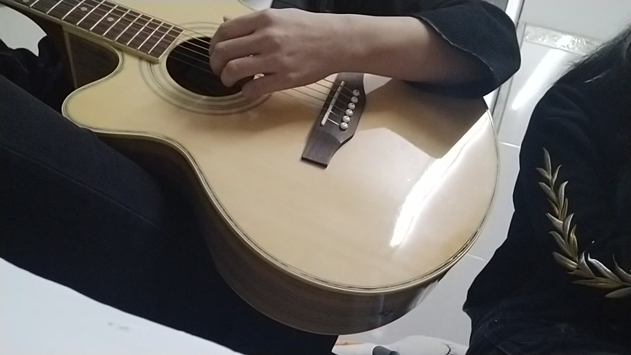 吉他 简介补充: 好吧,又不小心毁了一首歌,,,,  怕被人打, 还是不露脸