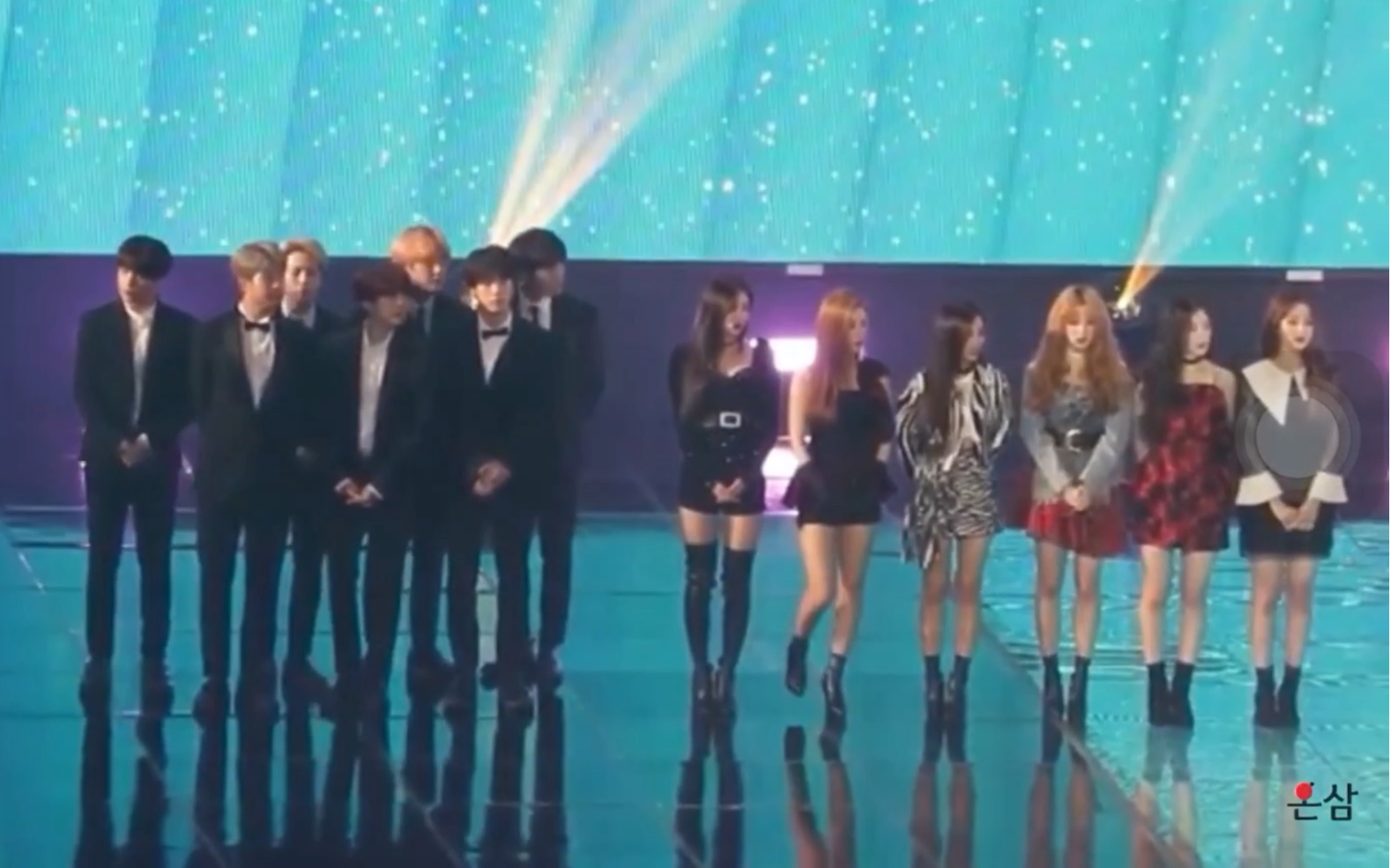 【子弹玩家】GIDLE和BTS在金唱片开场的同框，满屏大长腿太养眼了！（主防弹）_哔哩哔哩 (゜゜)つロ 干杯