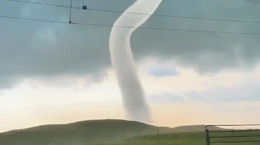 【科普区】太震撼！摄影爱好者拍下龙卷风完整形成过程，视频爆红全网！
