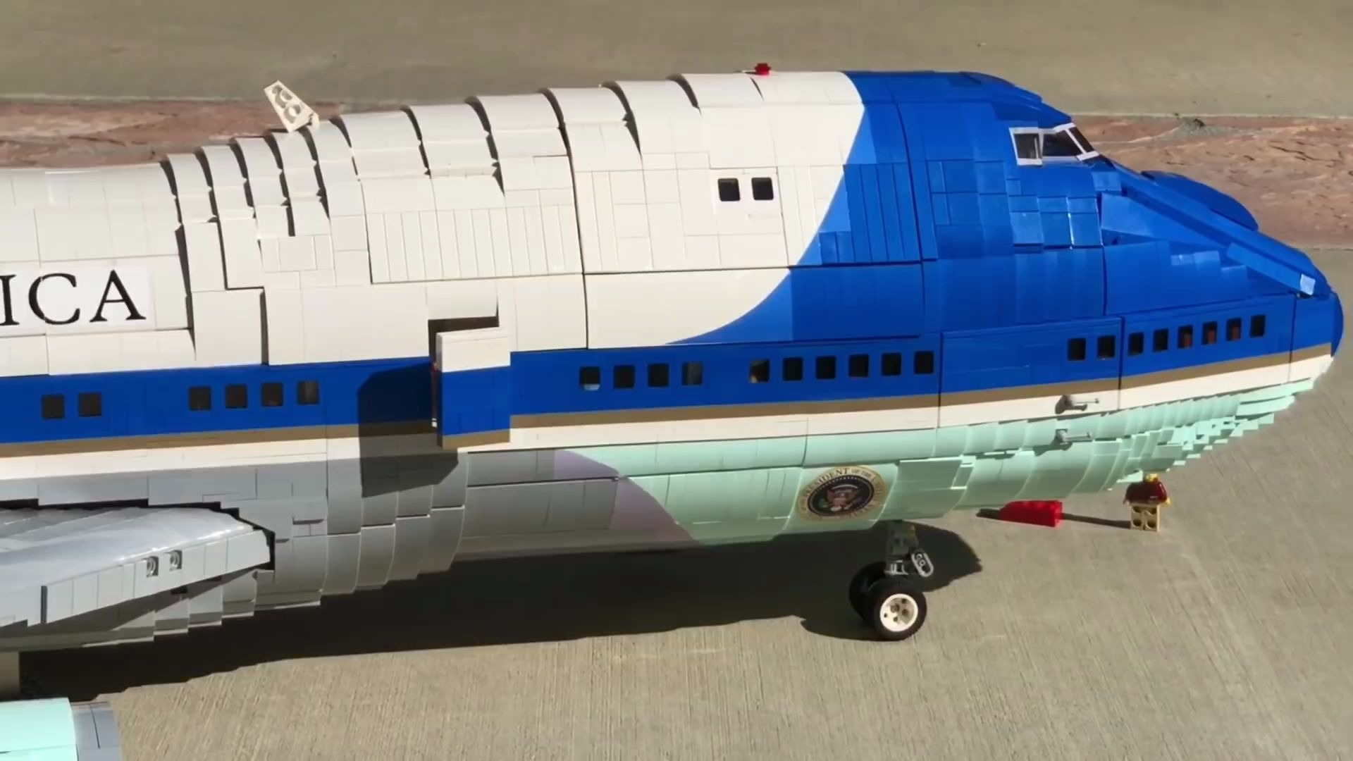 【拼砌大师】耗用25,000片乐高积木还原出人仔比例的美国总统座驾“空军一号”波音747
