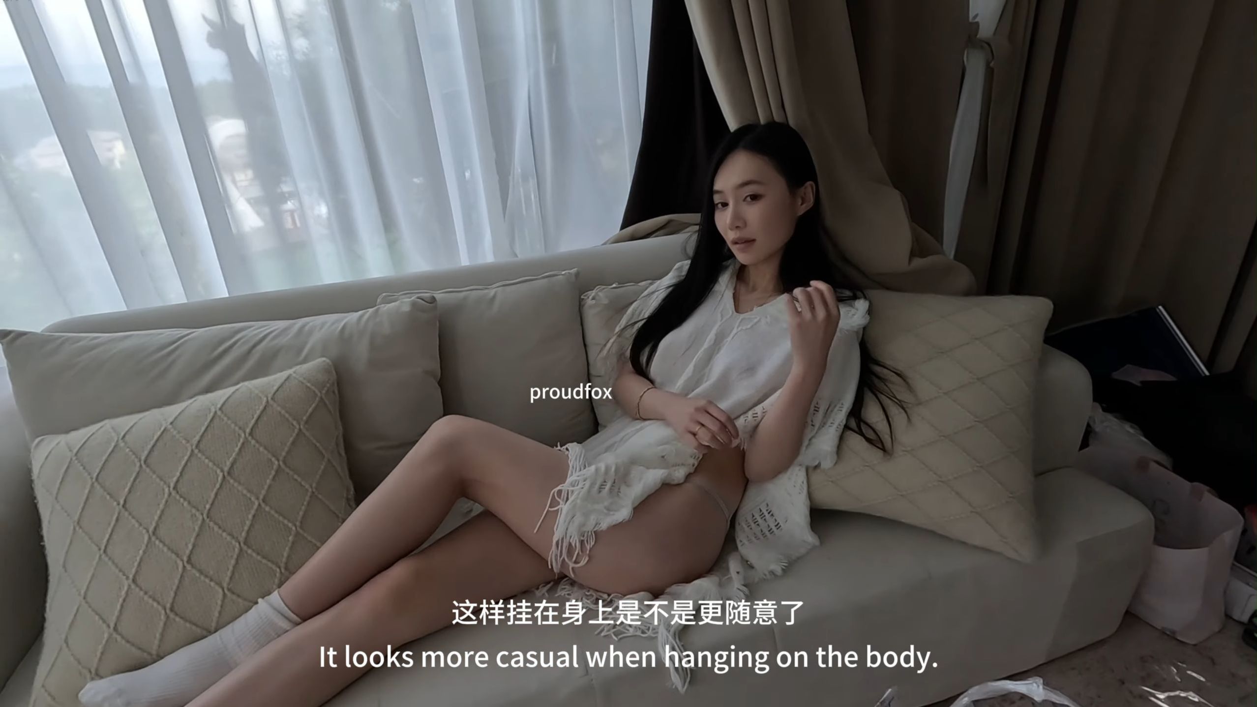 美美大方的可可在民宿展示我们设计的秋冬季热销斗篷~