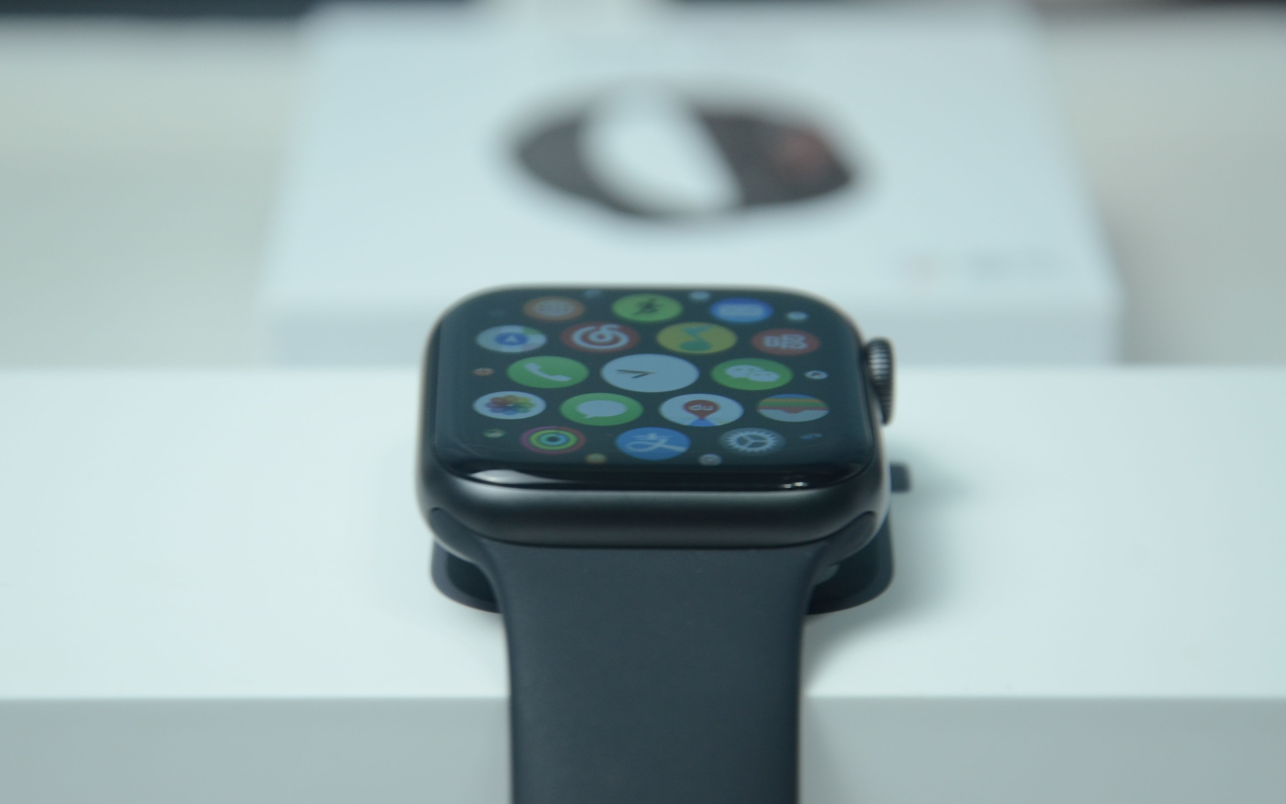 【原创开箱】Apple Watch 4代 & 黑加手环齐开箱，到底这3K的差距在哪里呢？