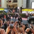 【莱昂纳多】好莱坞往事全球首映礼小李给粉丝签名