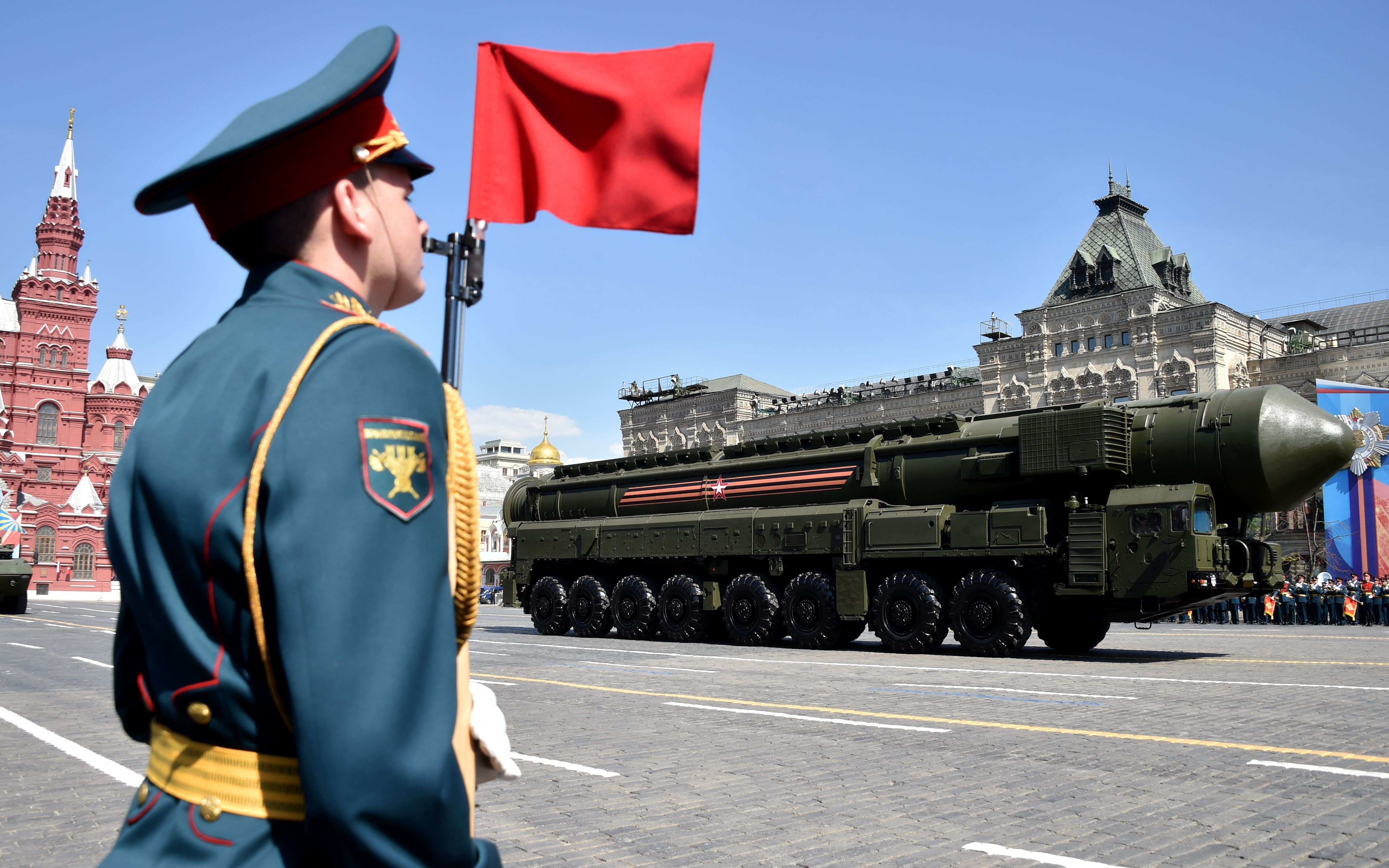 法国退役军官“建议”乌军袭击莫斯科阅兵式，俄议员批：政治白痴|北约|乌克兰|法国_新浪新闻