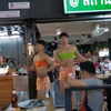 曼谷夜市的男仆餐厅