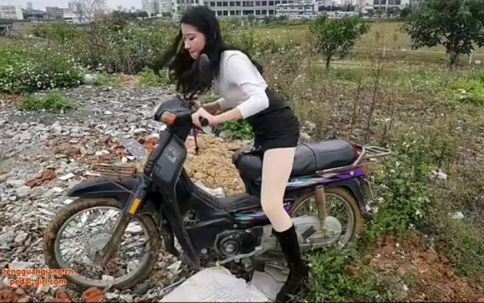 中国美女骑摩托陷泥地猛轰油门