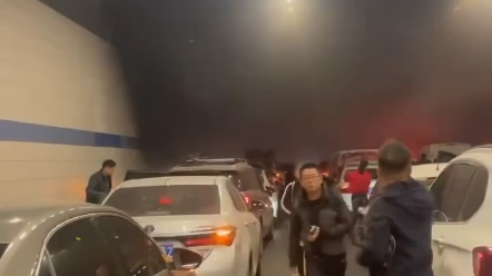 苏州北环隧道车辆自燃，人群紧急撤离。