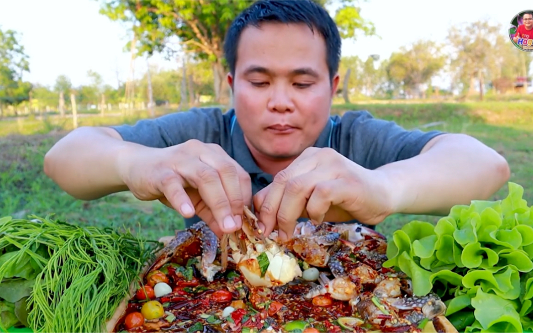 泰国嗯哼哥吃播 今天吃泰式凉拌蟹 酸酸辣辣的蟹肉 跟各种绿化带蔬菜一起吃