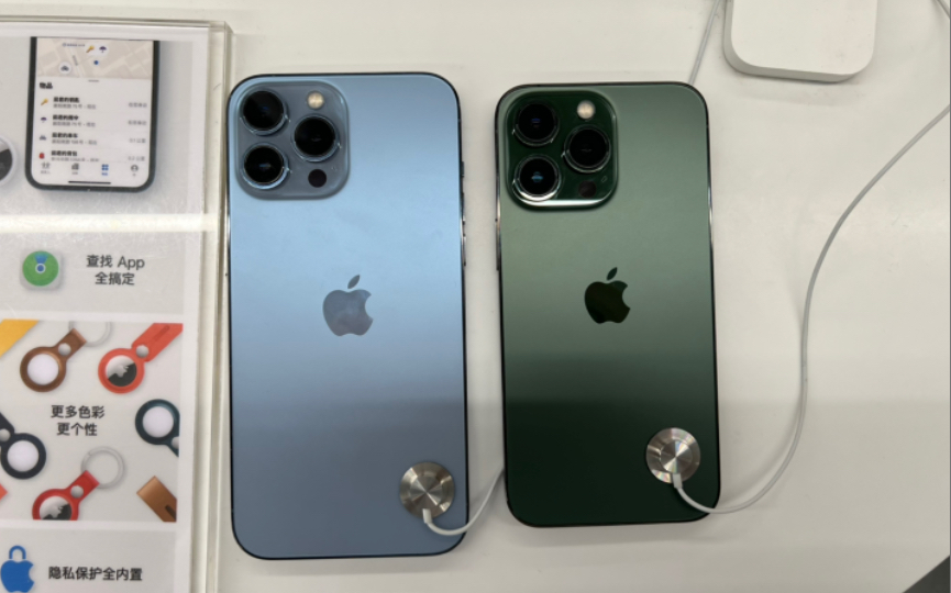 iPhone 13苍岭绿，跟远峰蓝对比yyds