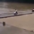 896期：两女孩冒死淌水去对岸拍短视频，结果被大水冲走！