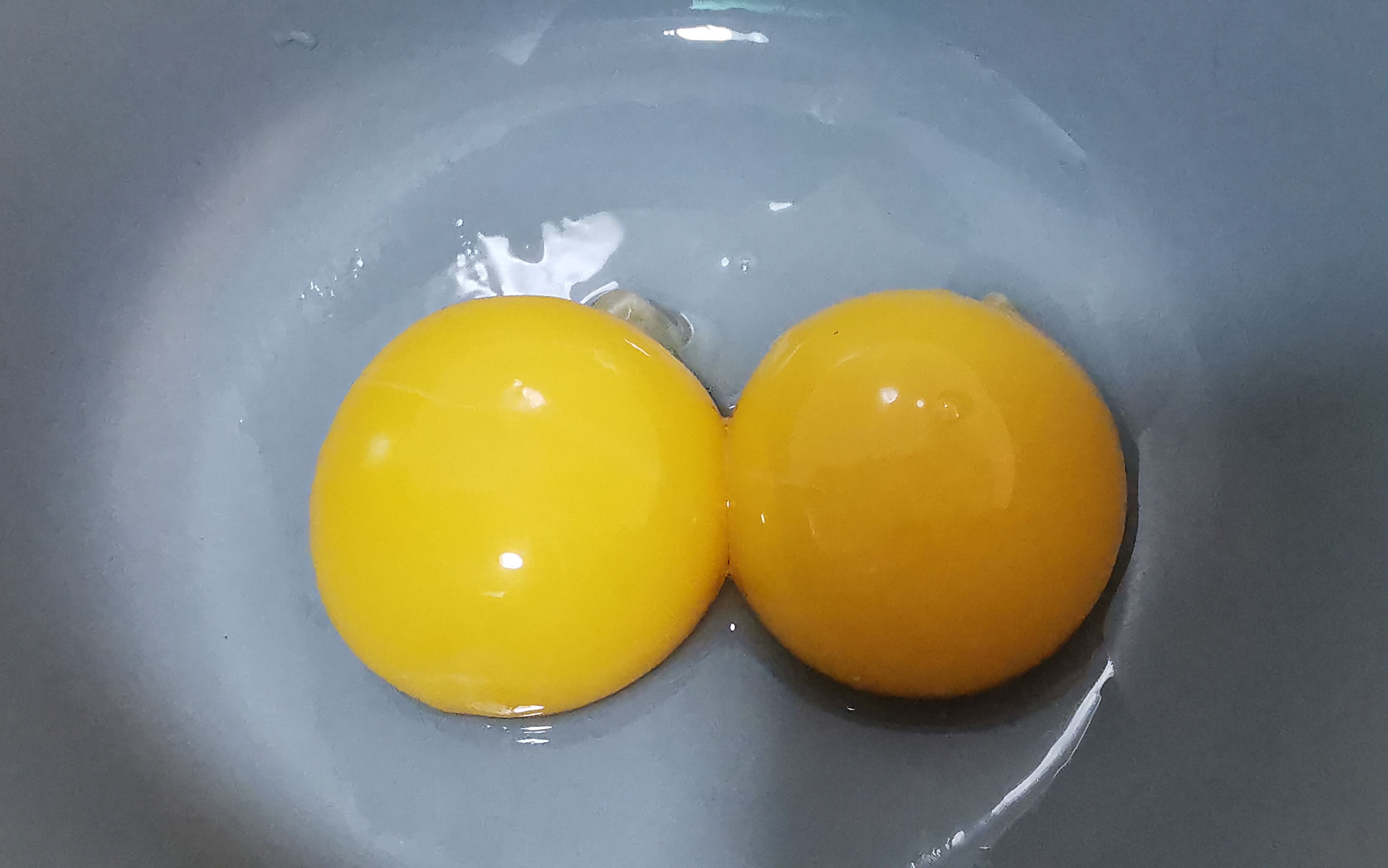 蛋黄和蛋清都是液体，为什么没有混合在一起呢？被孩子问懵了，要如何回答? - 知乎