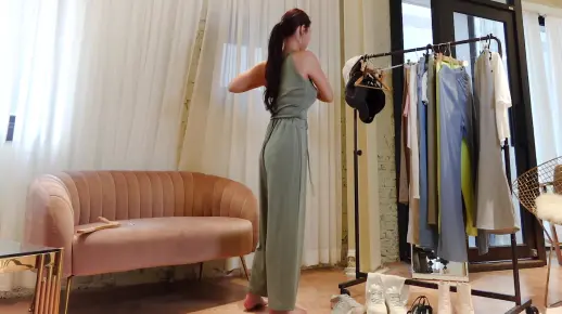 准备好纸巾!漂亮身材性感火辣的美女在家换衣服,身材美出天际众人一饱眼福让男子受不了