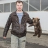 俄罗斯人捡到一只熊，小家伙赖着不走了