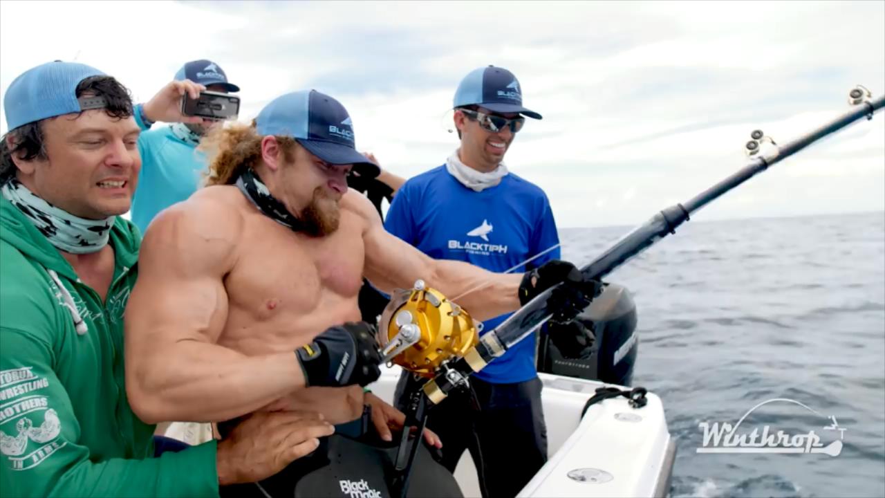 肌肉男vs大石斑，蛮力遛大鱼，钓鱼是技术活还是体力活？