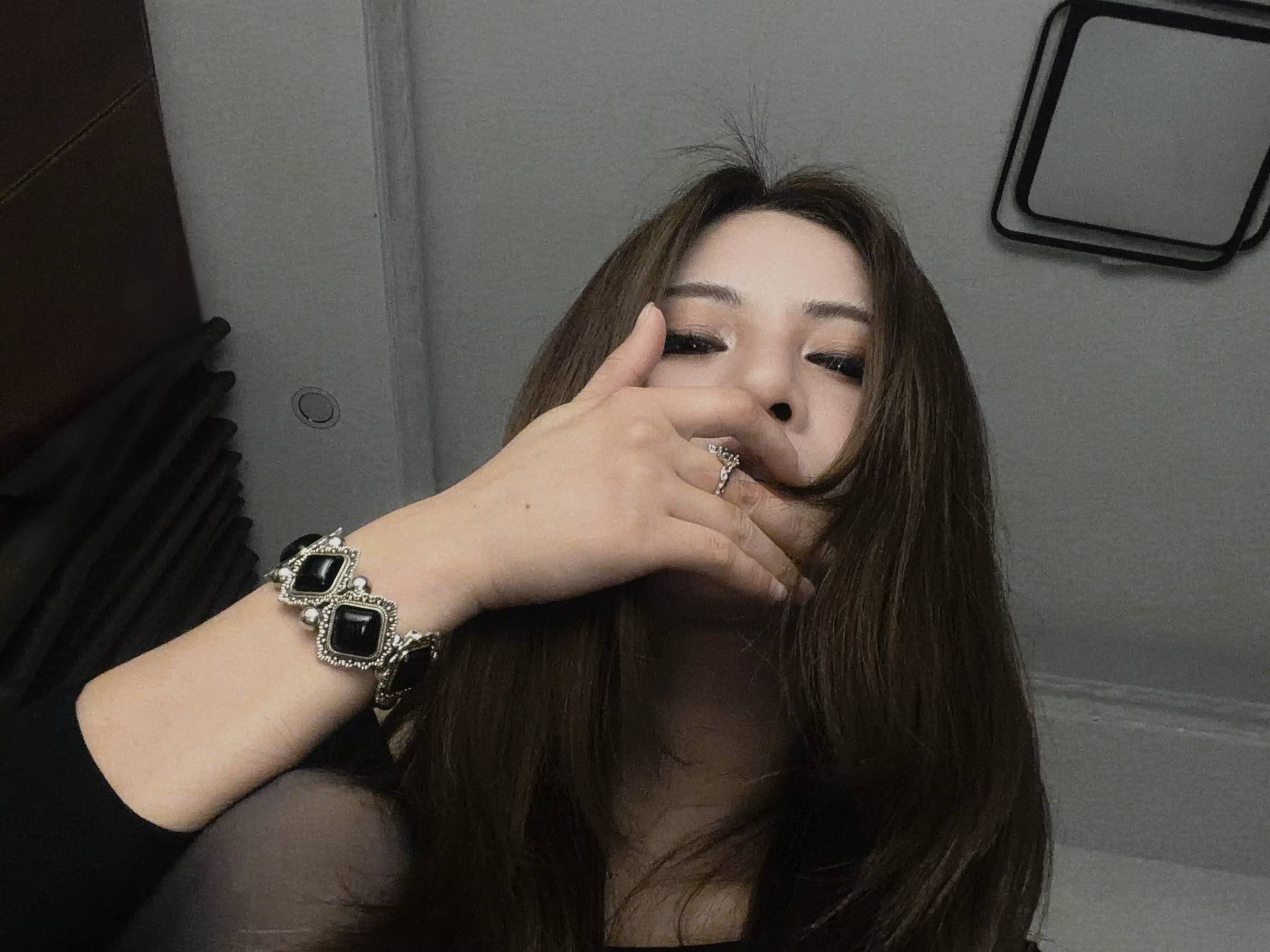 抬起头来仰视我