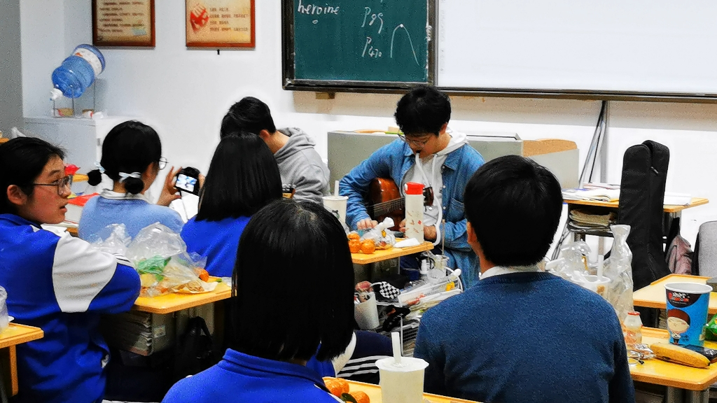 元旦晚会上演《早》《泥河》《平等云雾》《采石（部分）》Cover万能青年旅店渤海洗雷音live现场版