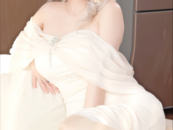 lit. old shoulder and huge slip (idiom); old and inexperienced person