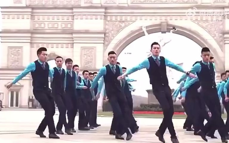 王鹤棣大学时C位跳舞视频，人群中一眼就看到我们棣棣了！真的是很C的C位了哈哈哈