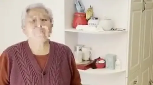 专门去看了一下澄清的视频与贫困户老太太同村人发文，描述完全不同！其实真相很容易查得到…感觉应该还有后续…